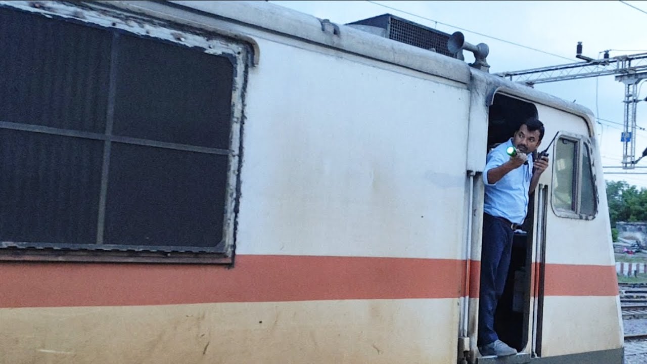 Bhagalpur Lokmanya Tilak Terminus Superfast Express (Train Number 12335 dispatch mirzapur station 🚂