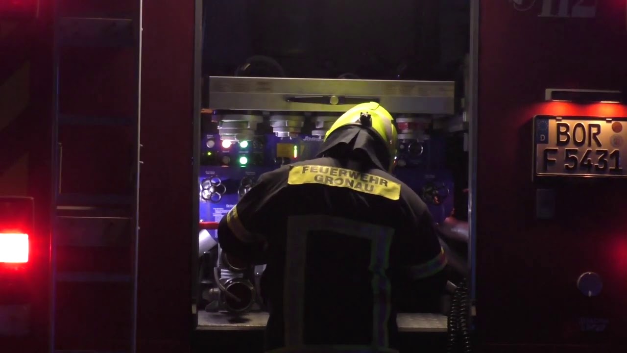 [Brennt Scheune] Feuerwehr Gronau löscht Feuer in einem Unterstand
