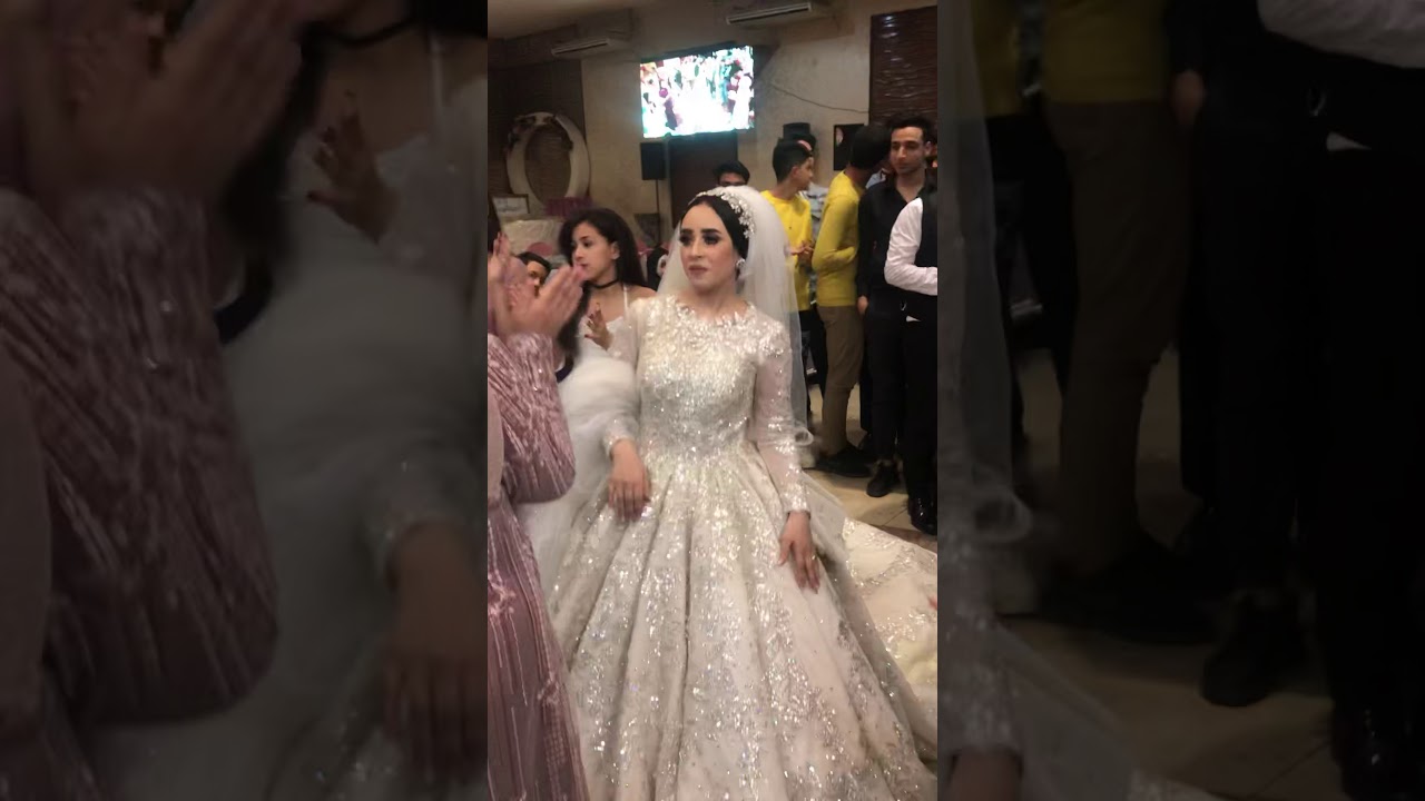 ام العروسه تنهار من البكاء بسبب بنتها