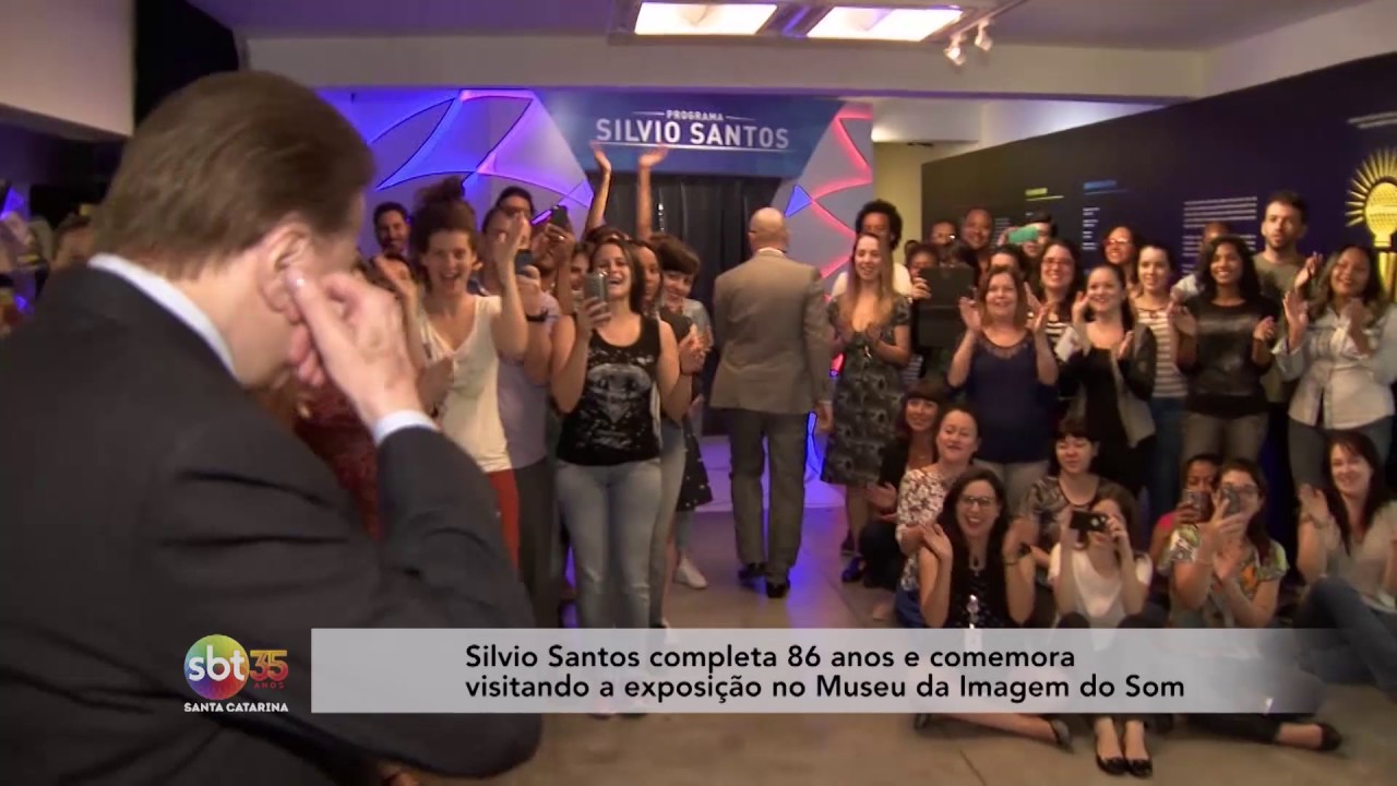 Silvio Santos completa 86 anos e comemora visitando a exposição no Museu da Imagem do Som