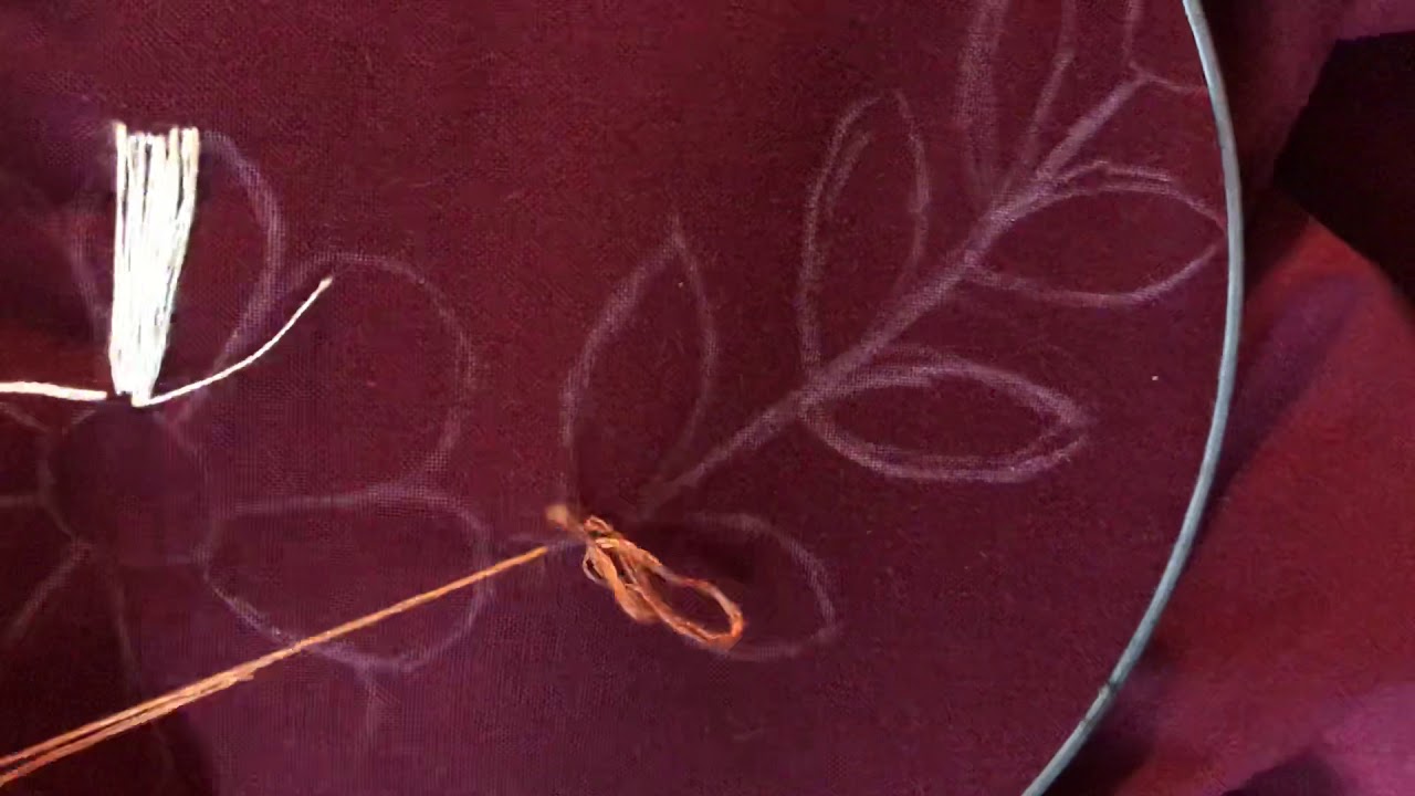 Como bordar la flores y hojas de la blusa negra