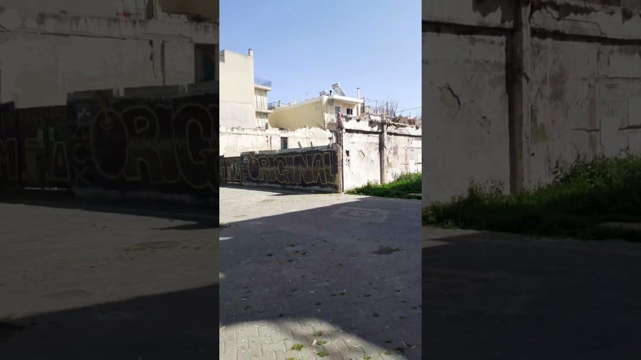 Площадь Караво в городке Мениди