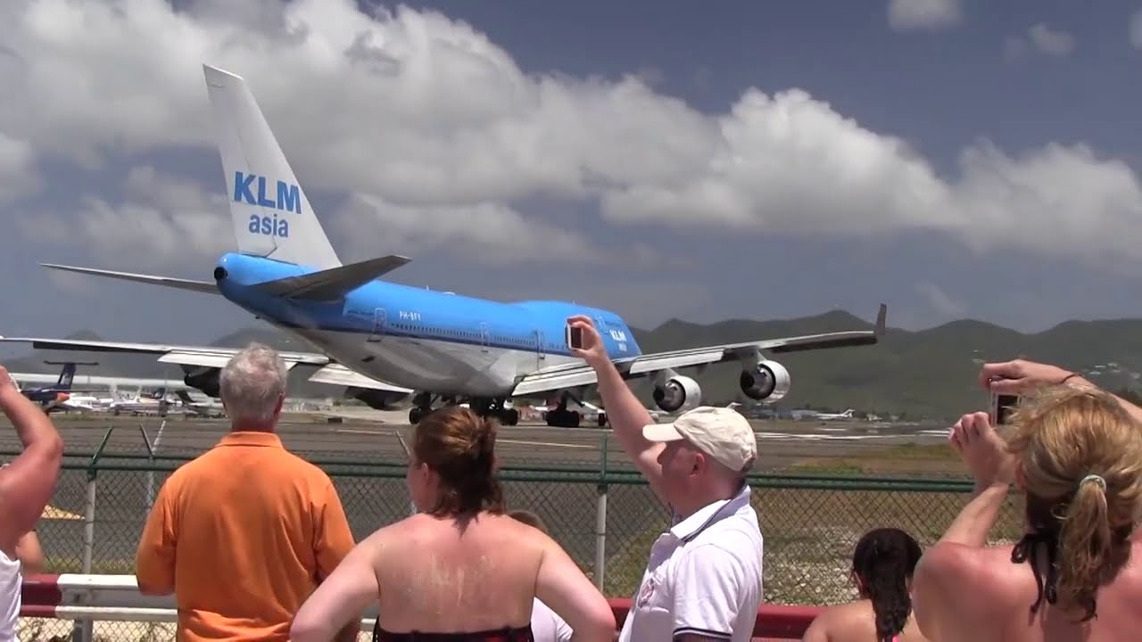 Very Low pass St. Maarten KLM Boeing B747 400