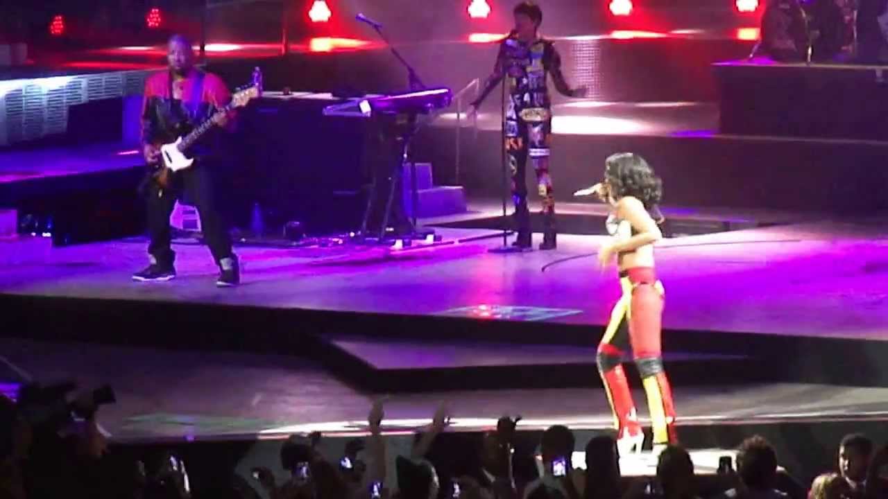 RIHANNA -Whats My Name/Jump/UMBRELLA/AllOfTheLights/Rockstar/WHATnow(Live@American Airlines Center)