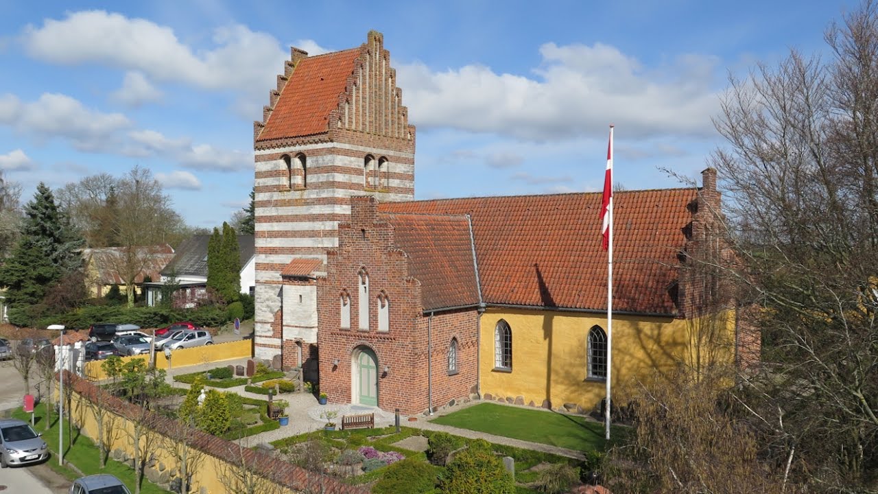 Ølsemagle Kirke ringer til gudstjeneste og dåb Påskedag
