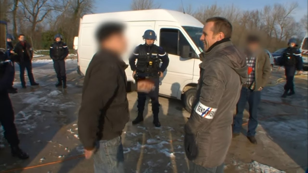 Ils vont chercher le suspect dans sa caravane
