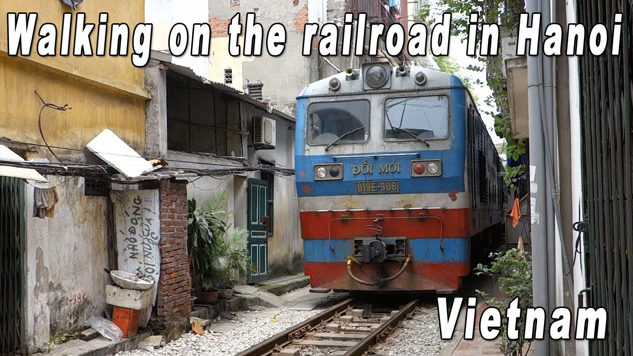 Vietnam, Hanoi, Walking on The Railroad （ベトナム、ハノイ、線路沿いをぶらぶら歩く）