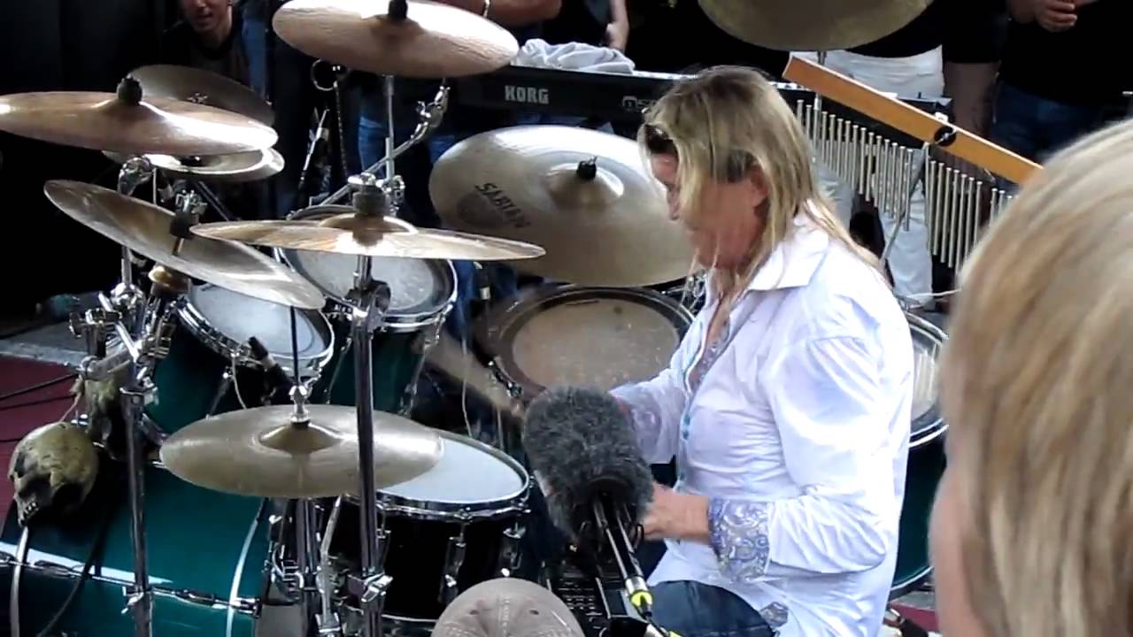 Nicko McBrain peforming Run To The Hills live @ Rock N Roll Ribs - 4/15/2011