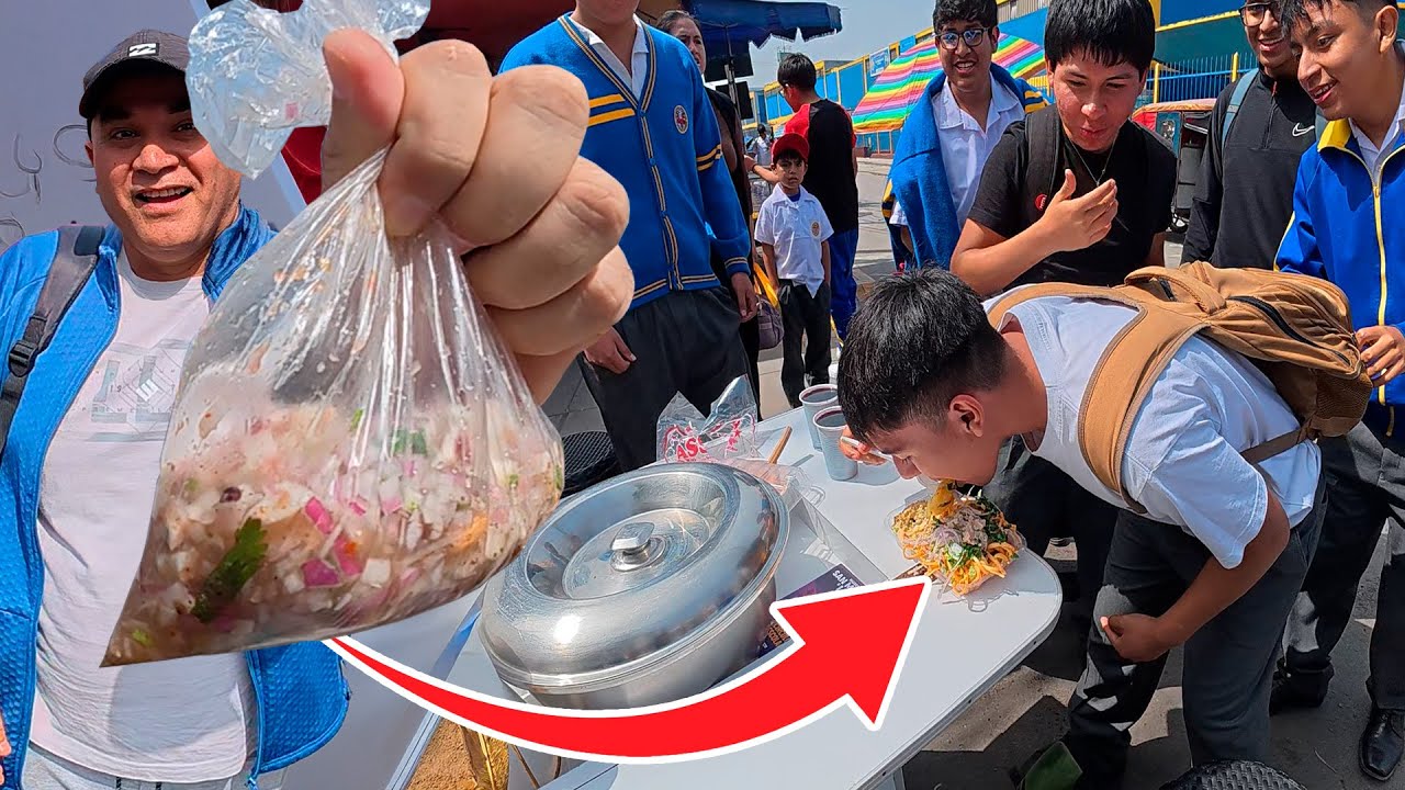 🍲 ¿Qué COMEN los COLEGIALES PERUANOS afuera de la ESCUELA? | Comida Callejera | Dilo Ft.@samuride33