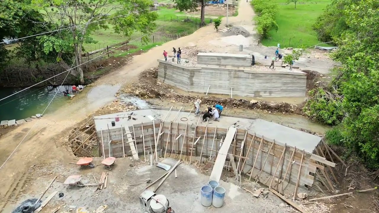 AVANZA LA CONSTRUCCIÓN DEL PUENTE EN CASERÍO EL CEIBO.