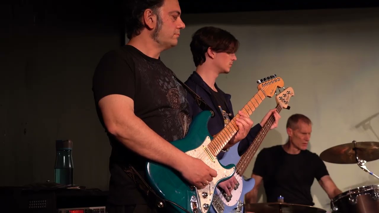 Porphyra performs 