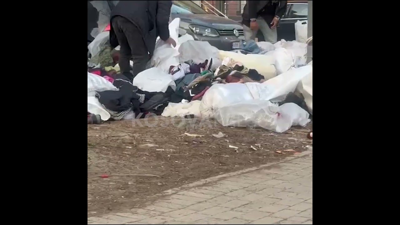 Varfëria detyron disa qytetarë të kërkojnë tesha në mbeturina në rrugën “Ilaz Kodra”, Dardani