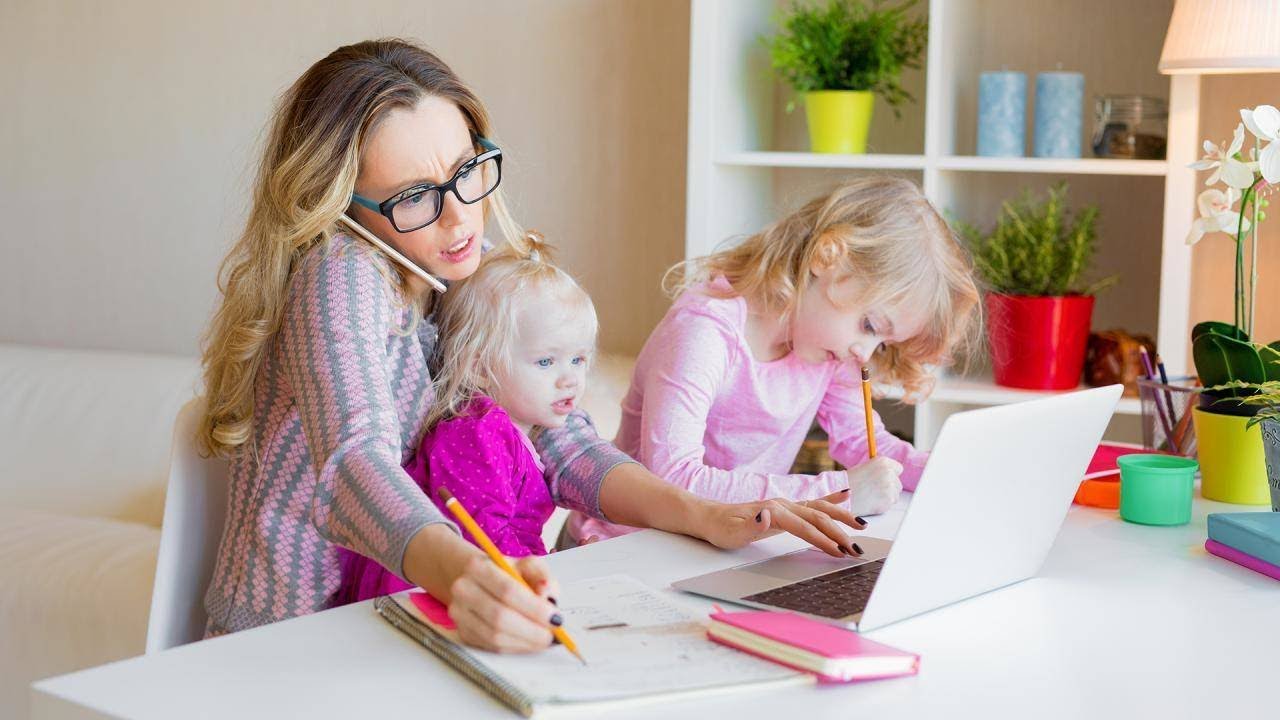 Mom Brain Podcast Hosts Daphne Oz + Hilaria Baldwin On Dealing With Embarrassing Mom Moments