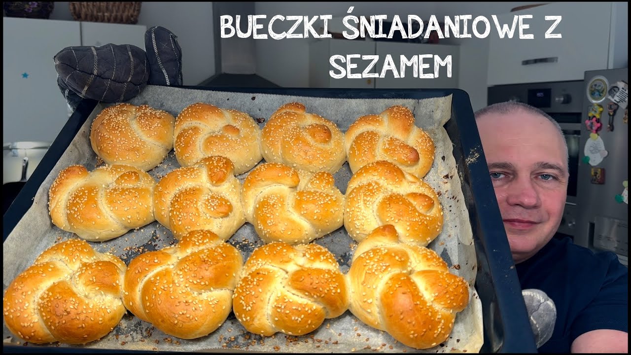 Bułeczki śniadaniowe z sezamem. Pulchne i chrupiące! Każdy je może upiec!