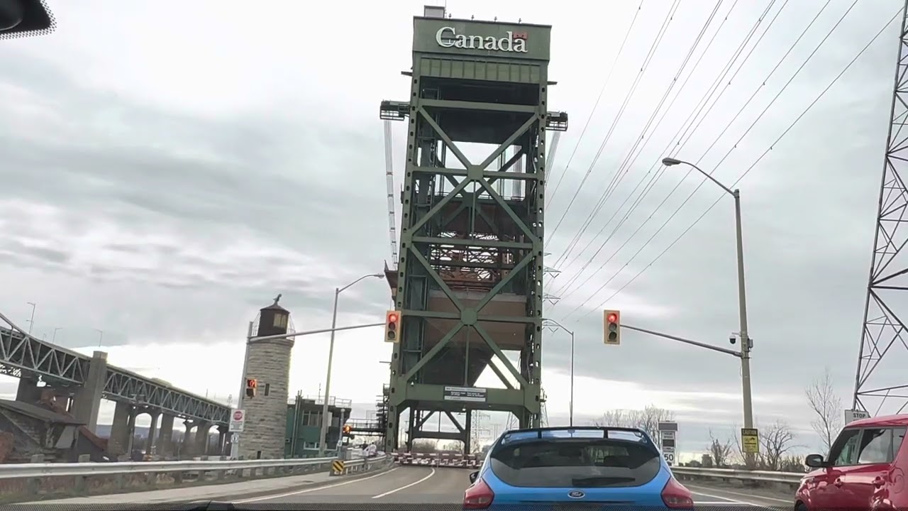 Federal Hudson ship passing through Burlington Canal Lift Bridge. Watch closing 2. ❤️🇨🇦🔒❤️4️⃣🇨🇦