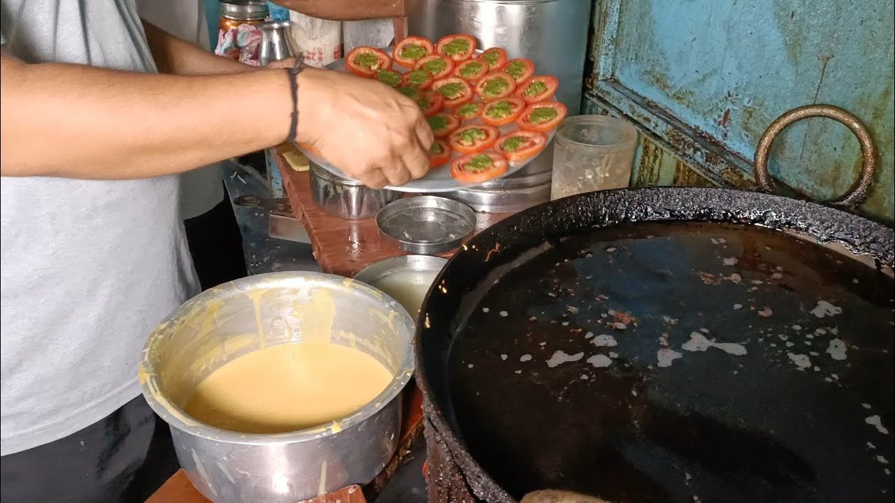 सूरत की बहुत ही प्रसिद्ध टमेटा 🍅 पुरी | रतालू पुरी | Surat Famous Tomato Puri | Indian Street Foodie