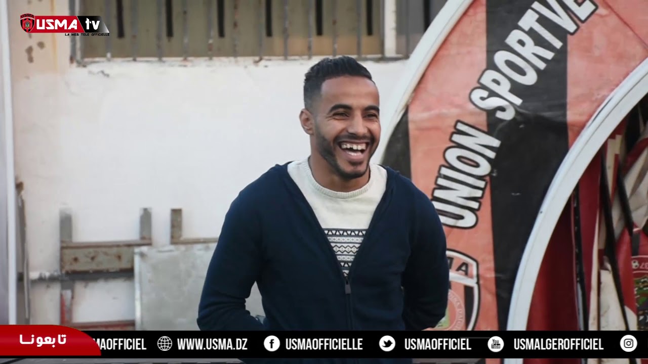 Abdelkrim Zouari pose avec le maillot de l'USMA