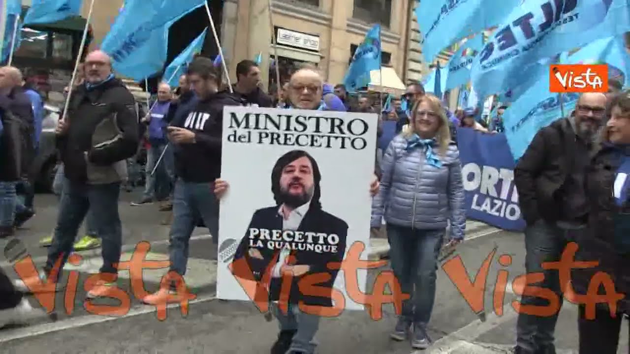 Sciopero generale, i cartelli del corteo contro Salvini 