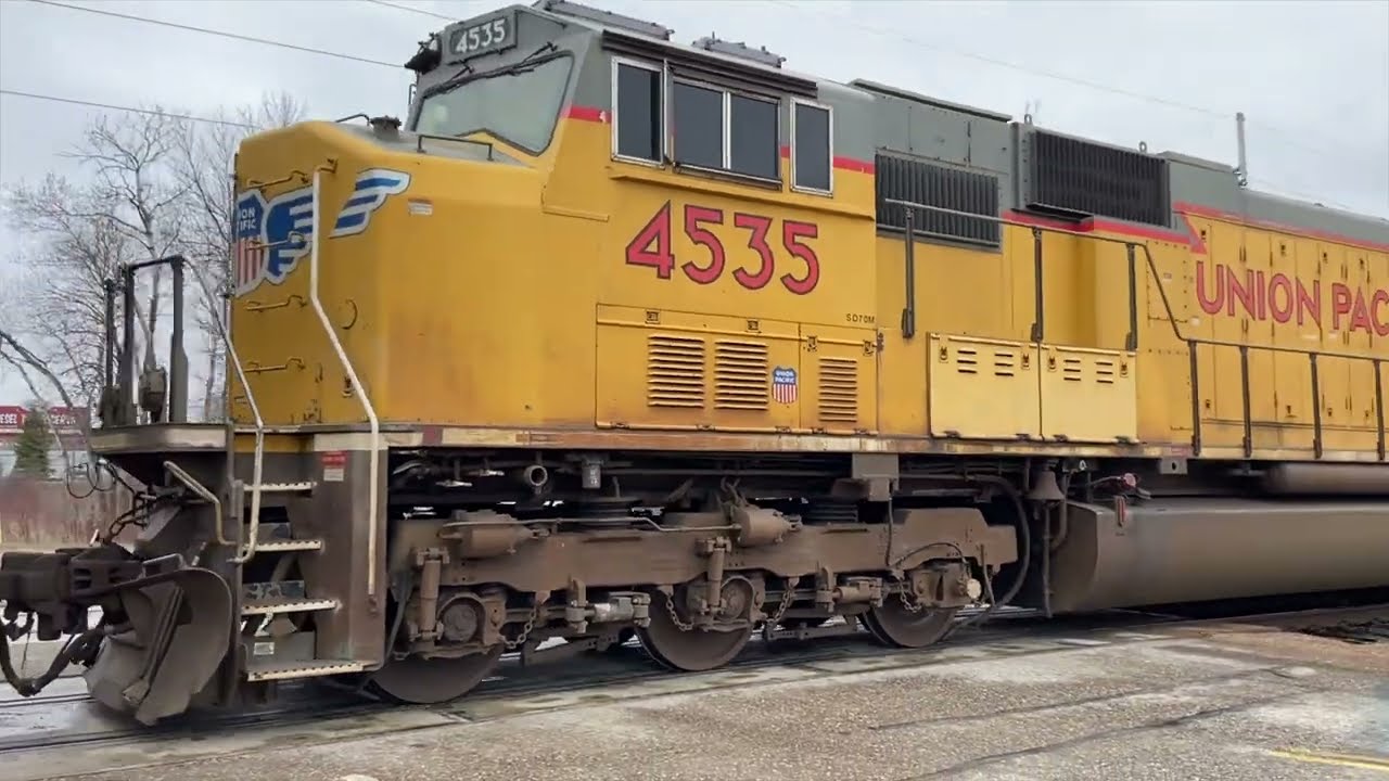 BNSF 7071 (ES44C4), UP 4420 (SD70M), UP 4535 (SD70M) - April 2022