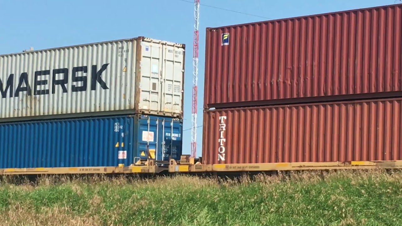 CN intermodal train with face to face BCOL C40-8Mu’s