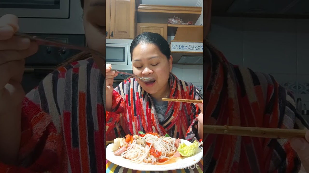 กินข้าวเย็นด้วยกันจ้าวันนี้กว่าจะได้กินเกือบตีหนึ่งเลย
