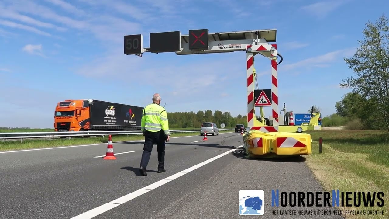 Bedrijfsbus botst tegen botsabsorber op A7 bij Nieuw Beerta