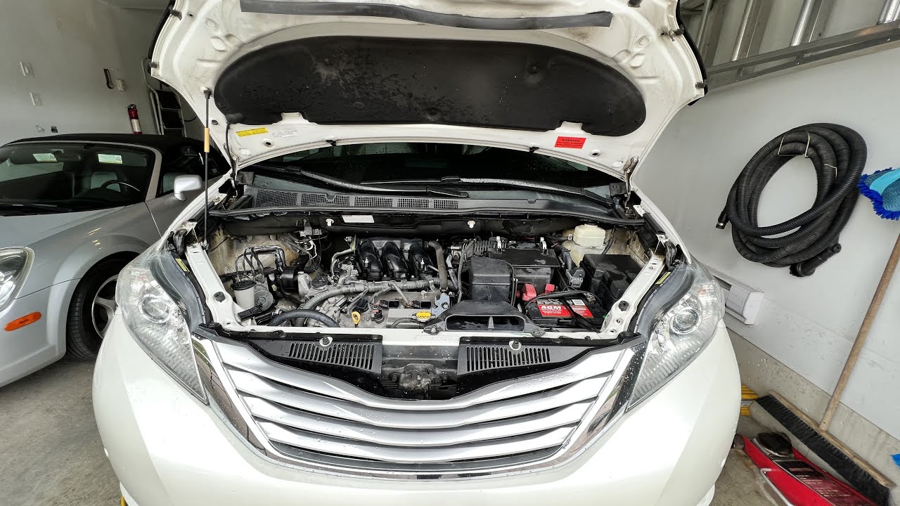 Замена свечей зажигания Toyota Sienna 2013 года без снятия расширительного бачка (впускного колле...