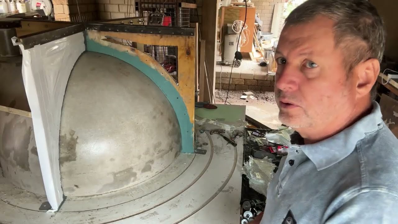 Making a fiber glass mold that incorporates a supporting frame