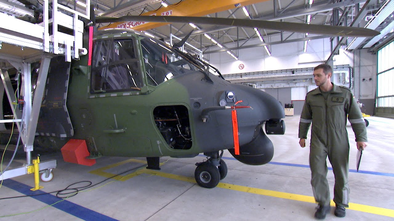 Techniker am Hubschrauber NH-90 - Bundeswehr