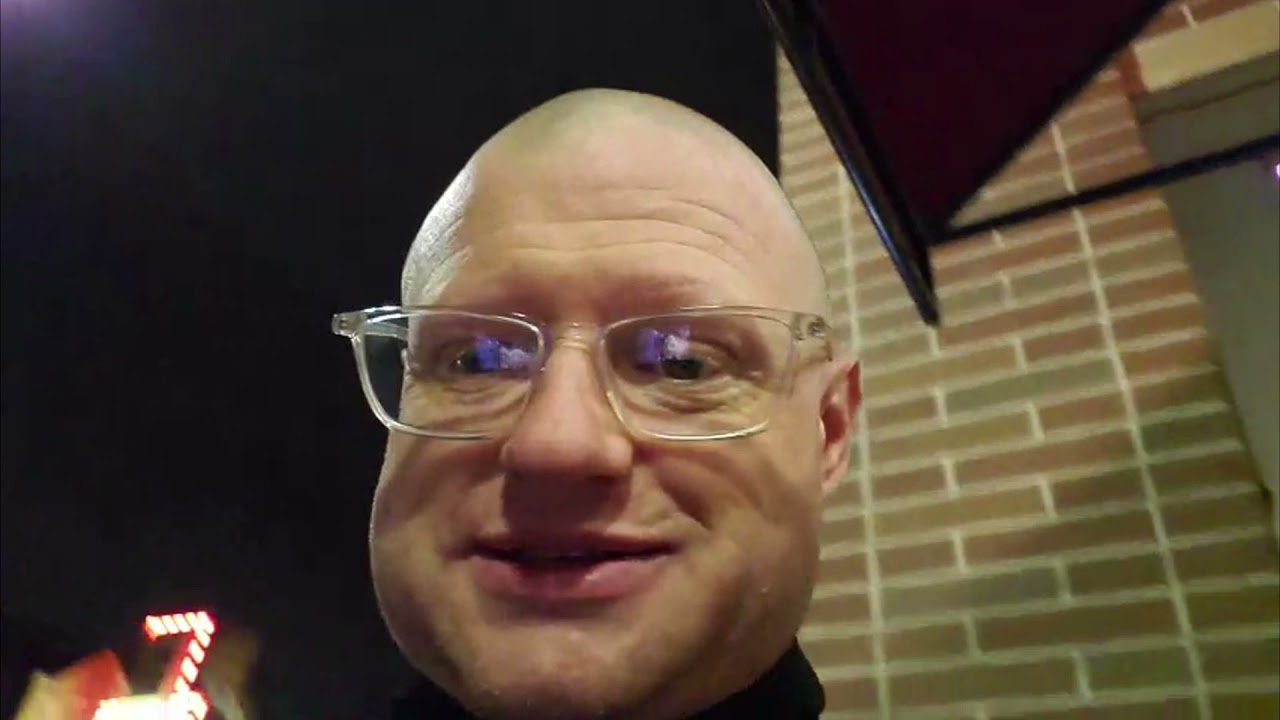 Streamer Burger Planet Creeps at a college bar & gets pressed
