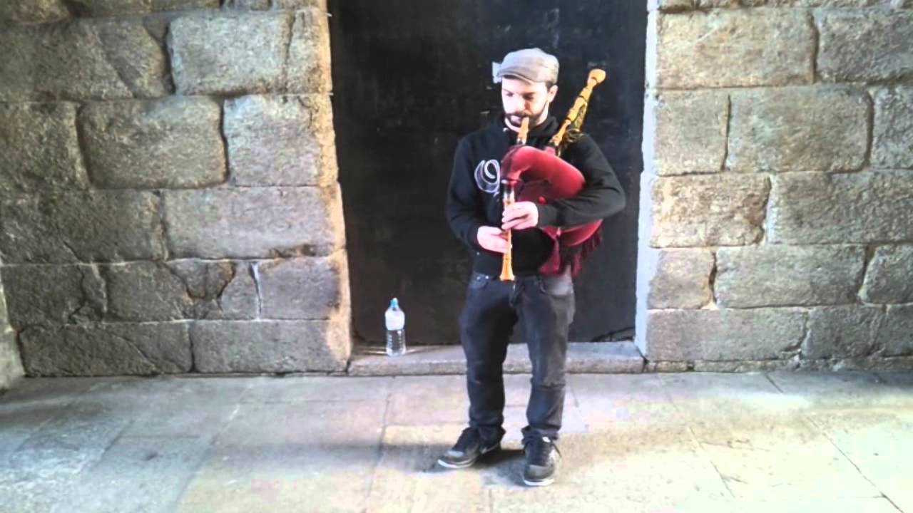 SALUDOS DESDE SANTIAGO DE COMPOSTELA CON GAITA GALLEGA PARA ESTOESCOLONIA