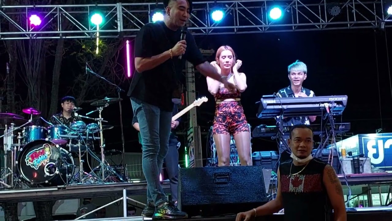 ชมคอนเสิร์ตเต็มวงบอล เชิญยิ้มกับตั๊ก บริบูรณ์×บ็อบบี้3.50และวงโจ๊กเกอร์แฟมิลี่ งานเปิดตลาดห้วยพลู