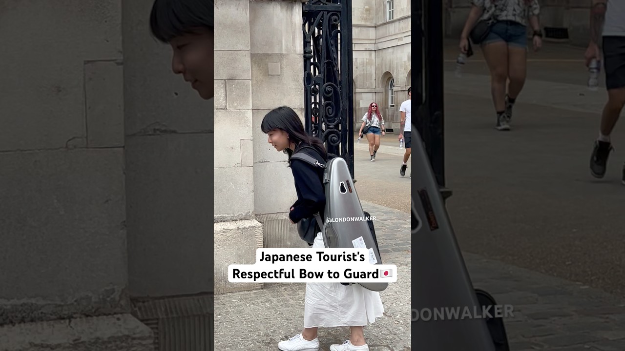 🇯🇵Japanese Tourist'sRespectful Bow to Guard.! 
