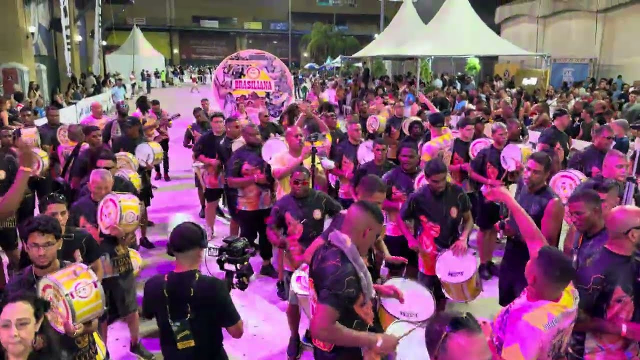 Bateria do Parque Acari no mini desfile para o carnaval 2026