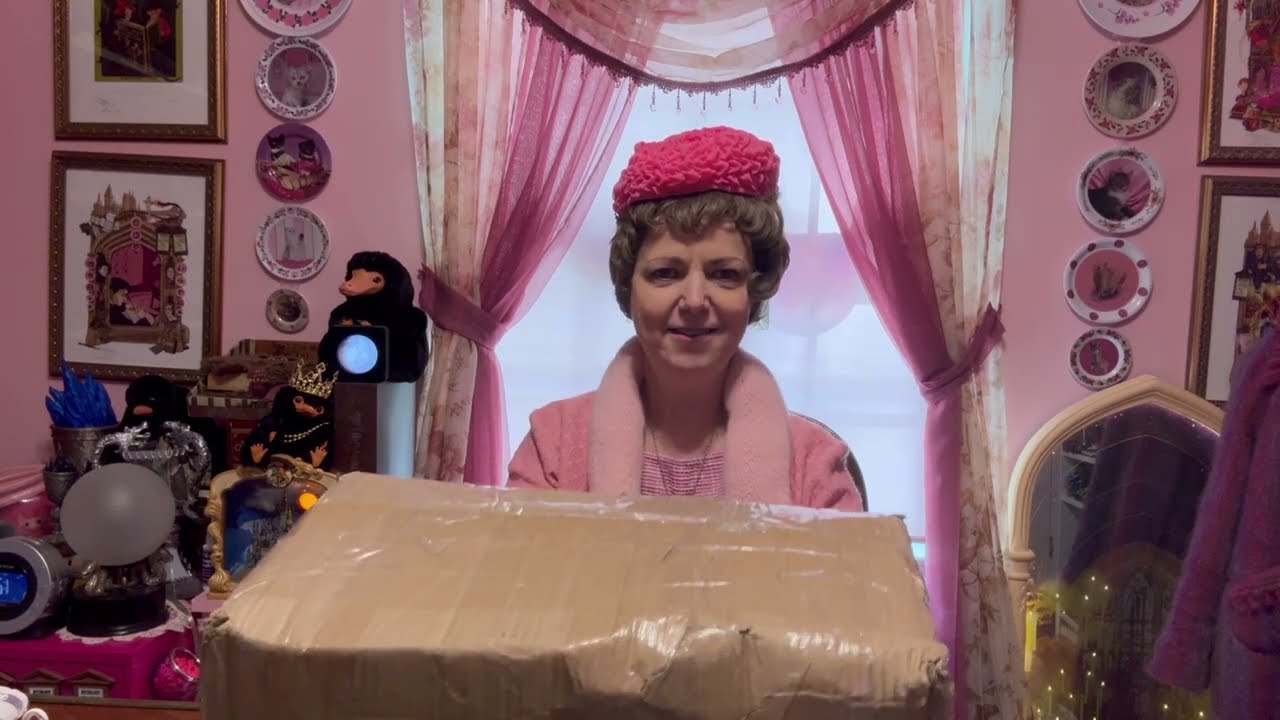 Unboxing an Umbridge grail!  What is on my Umbridge office desk?