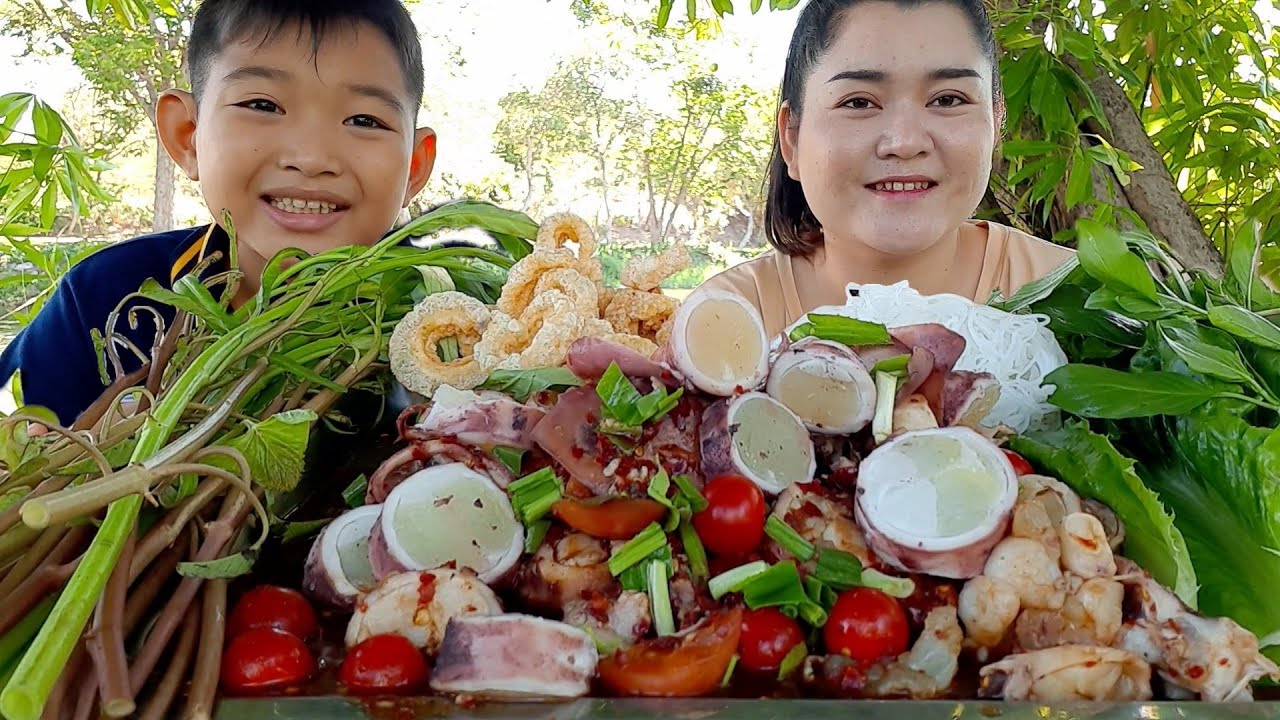 ตำเหลาหมึกไข่ กินกับขนมจีนเหนียวนุ่ม แคปหมูกรอบๆ 4 กรกฎาคม ค.ศ. 2021