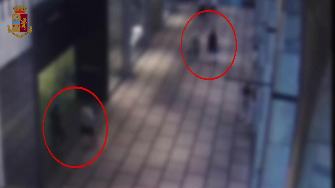 Rapinano un orologio da 400mila euro in centro a Milano: le immagini dello strappo e della fuga