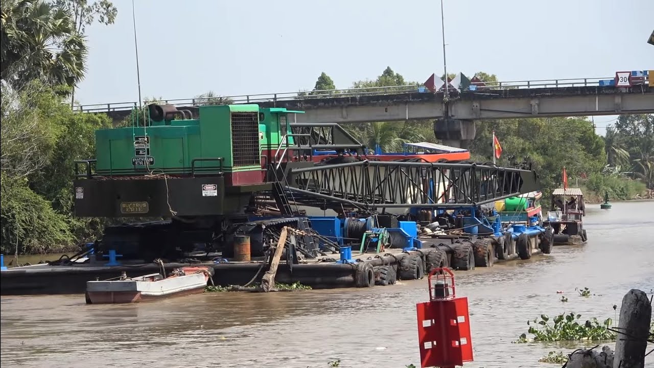 Phà cần cẩu To quá khỗ chủ phà lo có qua được cầu không