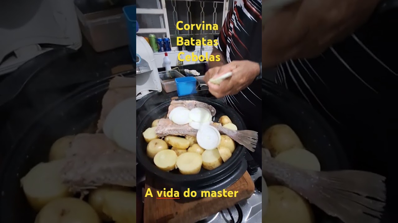 Corvina assada com batatas e cebola 