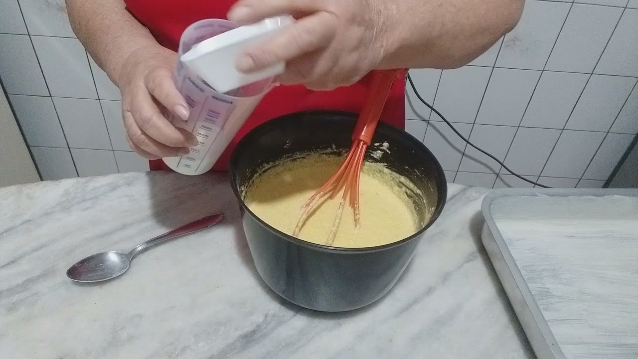 BOLO  DE  FUBÁ  COM QUEIJO,  COCO  E   ERVA DOCE.  FAZ AÍ