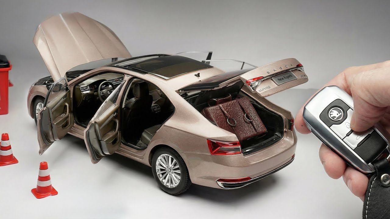 Распаковка миниатюрной литой модели автомобиля Skoda Superb в масштабе 1:18