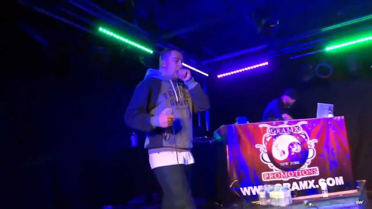 Sokół ZRZUCA FANA ze sceny!