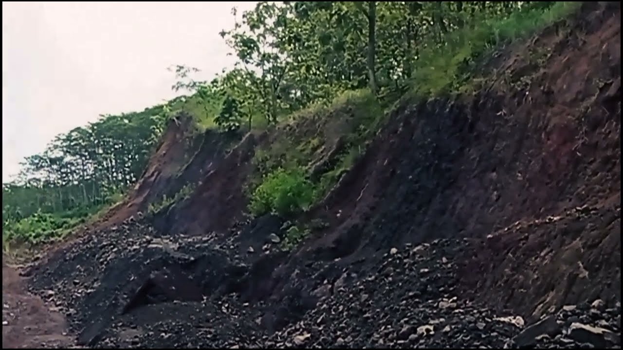 tanah longsor di JLS bagian barat - Nggurah