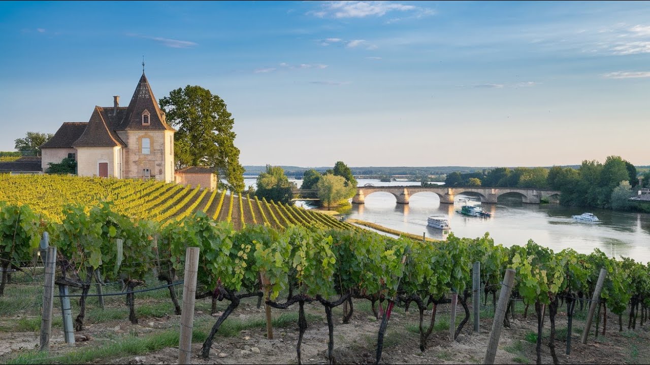 MONTLOUIS -SUR- LOIRE : village de France .