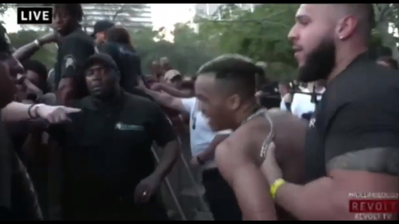 XXXTentacion остановил выступление, чтобы ПОМОЧЬ своему фанату. / Посмотрите на меня ВЖИВУЮ /