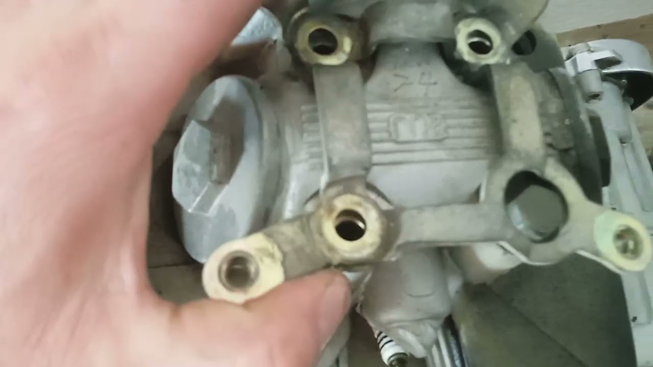 Desmontando a parte de cima do motor da virago 250 em casa.