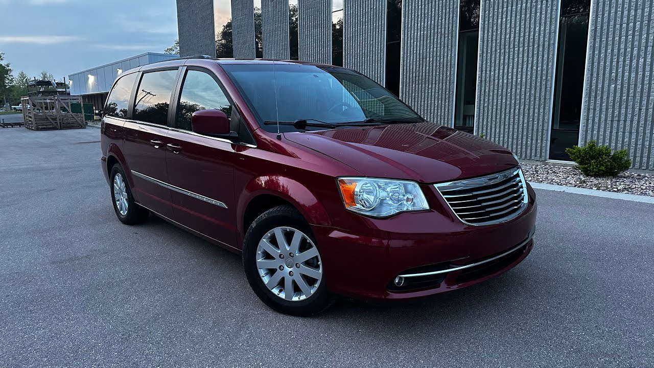 2016 Chrysler Town and Country Touring (walkthrough)