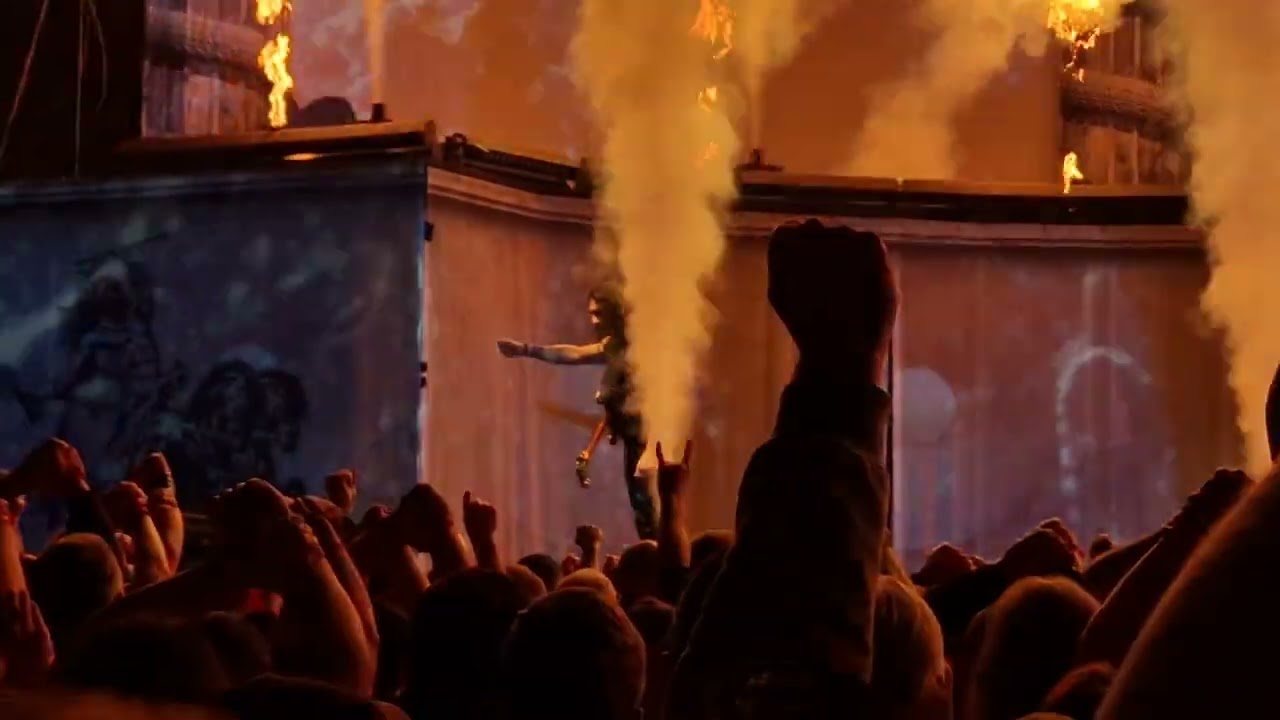 MANOWAR - end of the show - Joey deconstructs his bass - Krefeld Germany 2025