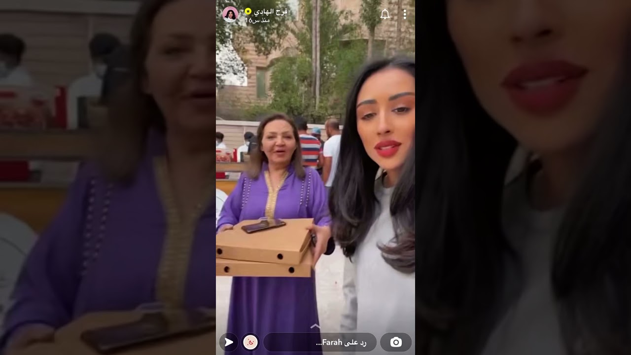 إيمان فيصل لا نزال تعطي طيف ملاحظاتها في العمل.