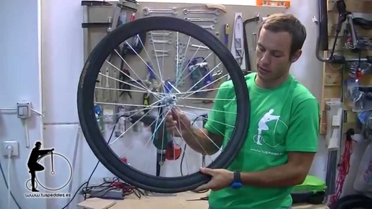 Cómo cambiar la cubierta de tu fixie y ajustar radios